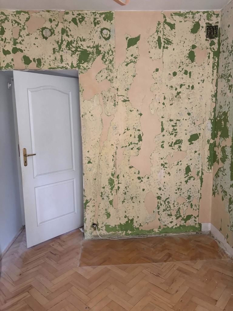 Zrywanie tapet i paneli ściennych — przygotowanie ścian Pusto.pl